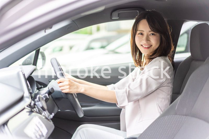 車を運転するビジネスウーマン