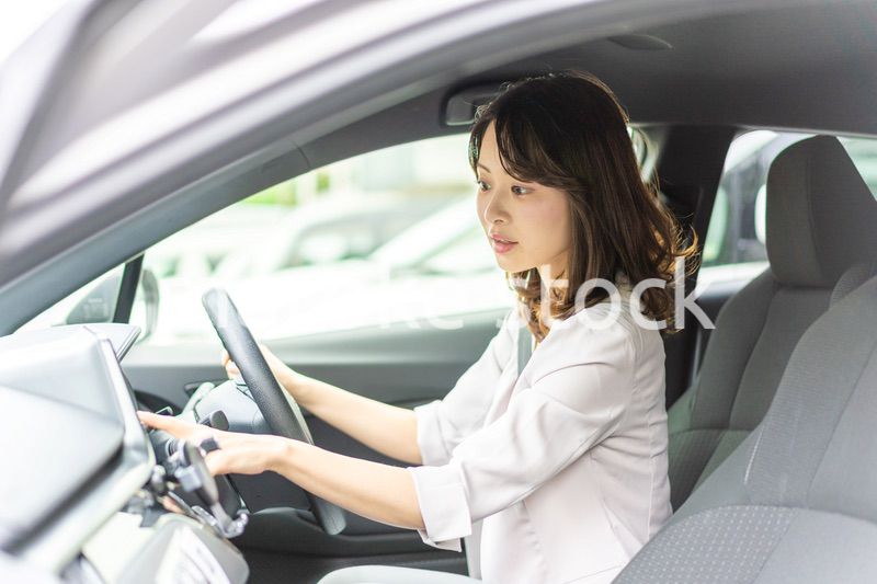 カーナビを操作する若い女性