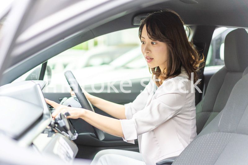 カーナビを操作する若い女性