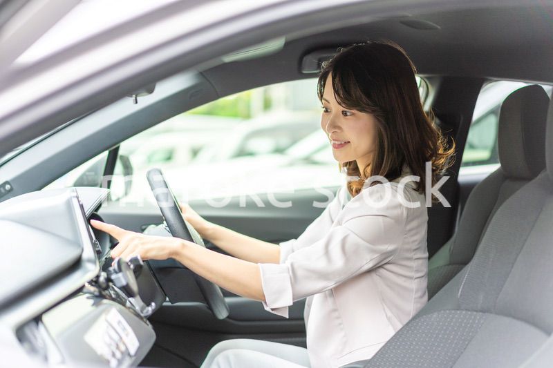 カーナビを操作する若い女性