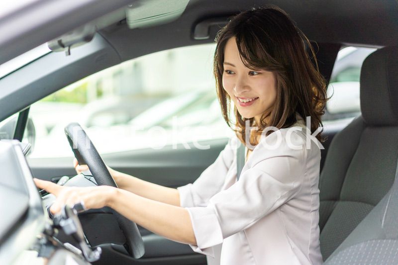 カーナビを操作する若い女性