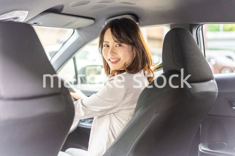 車を運転するビジネスウーマン
