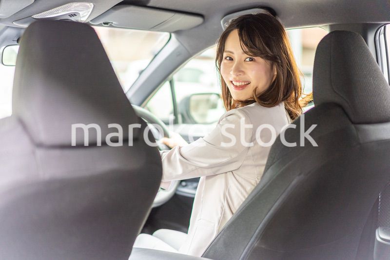 車を運転するビジネスウーマン