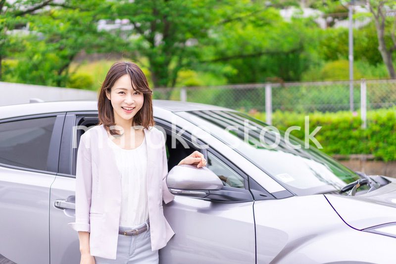 マイカーを購入した若い女性