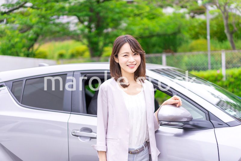マイカーを購入した若い女性