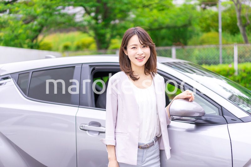 マイカーを購入した若い女性