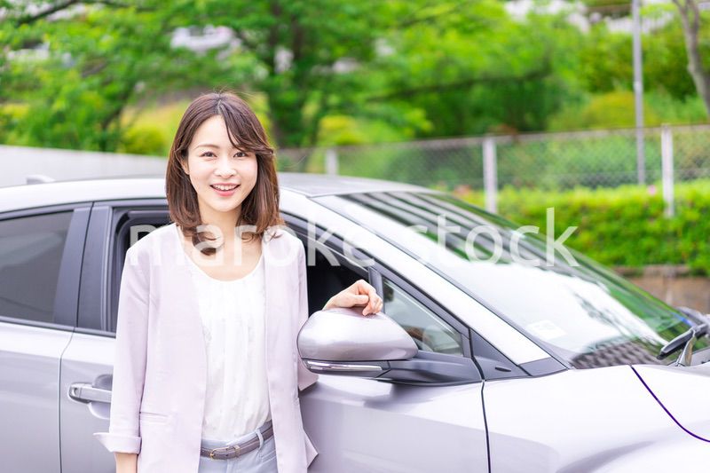 マイカーを購入した若い女性
