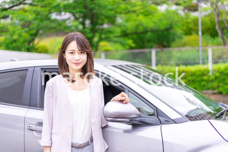 マイカーを購入した若い女性