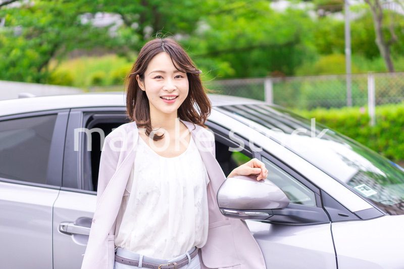 マイカーを購入した若い女性