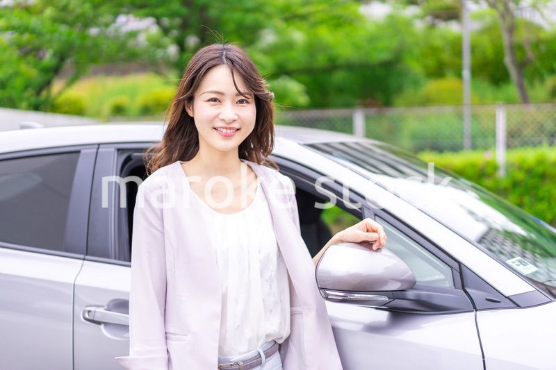 マイカーを購入した若い女性