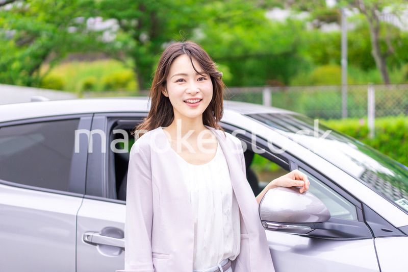 マイカーを購入した若い女性