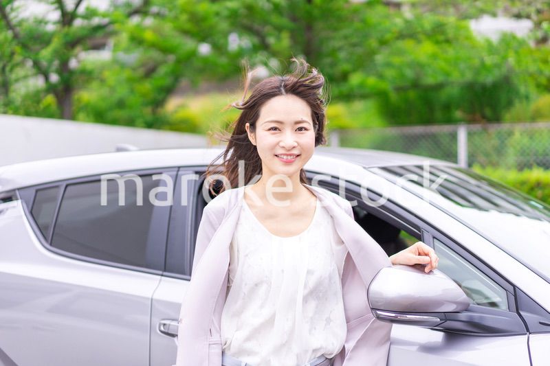 マイカーを購入した若い女性