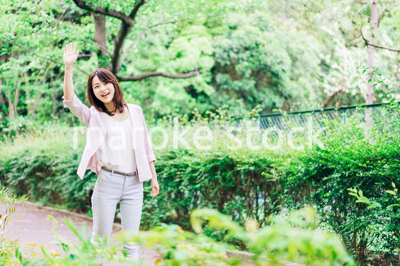 笑顔で外を歩くビジネスウーマン