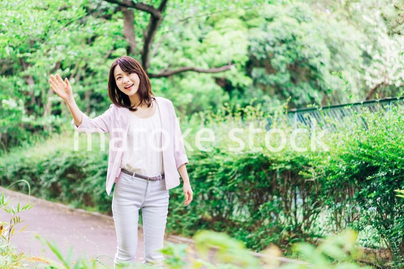 笑顔で外を歩くビジネスウーマン