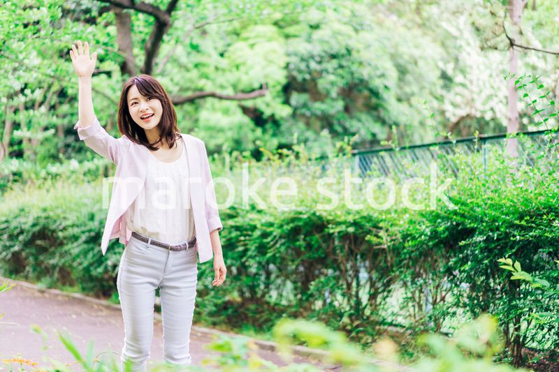 笑顔で外を歩くビジネスウーマン