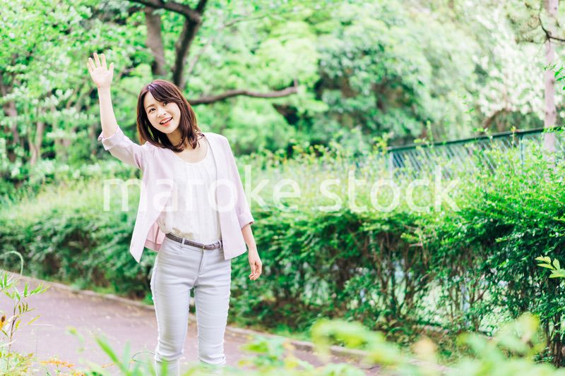 笑顔で外を歩くビジネスウーマン