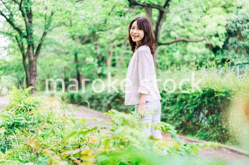 笑顔で外を歩くビジネスウーマン