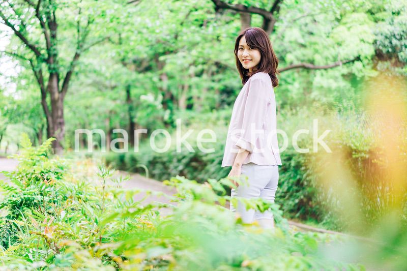 笑顔で外を歩くビジネスウーマン