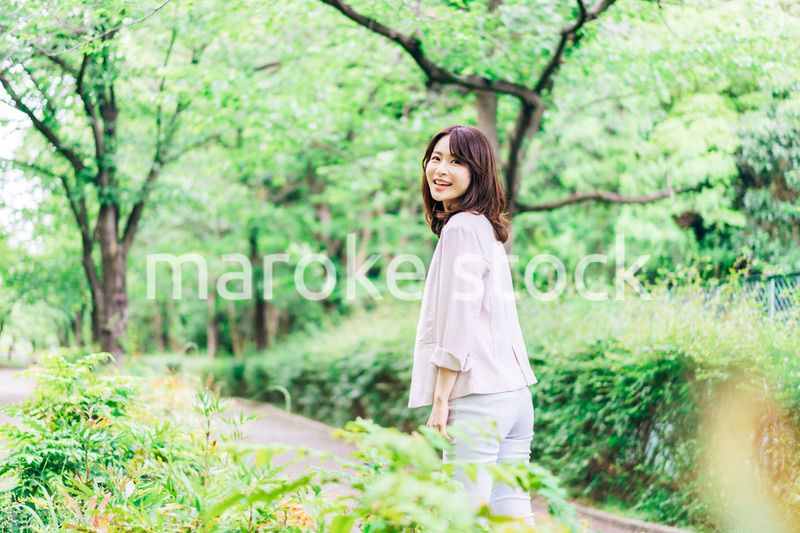 笑顔で外を歩くビジネスウーマン