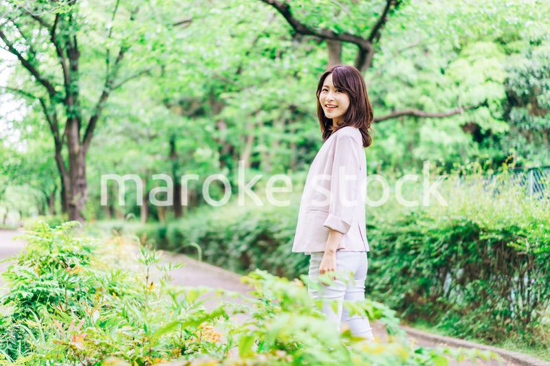 笑顔で外を歩くビジネスウーマン