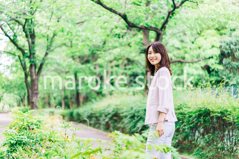 笑顔で外を歩くビジネスウーマン