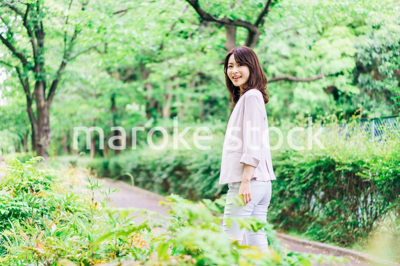 笑顔で外を歩くビジネスウーマン