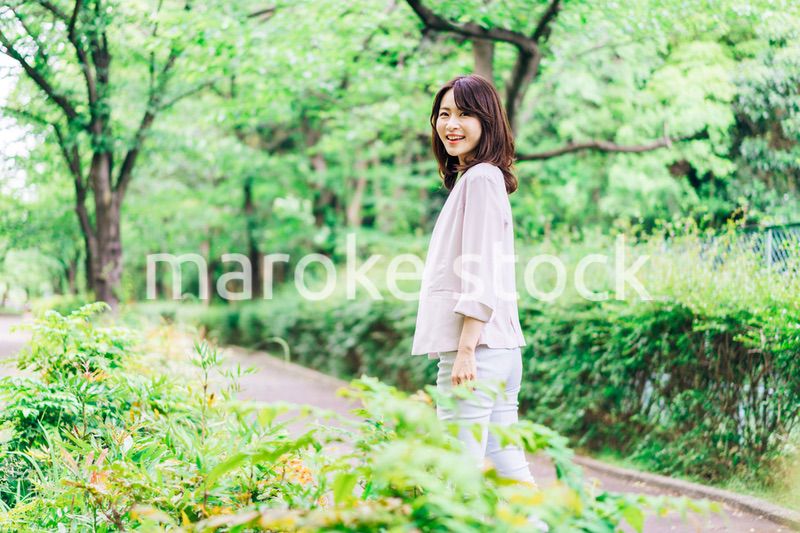 笑顔で外を歩くビジネスウーマン