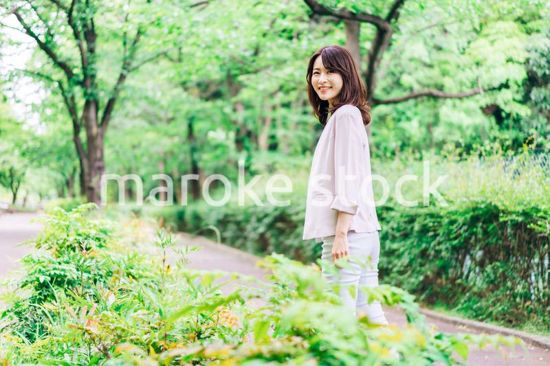 笑顔で外を歩くビジネスウーマン