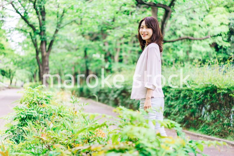 笑顔で外を歩くビジネスウーマン