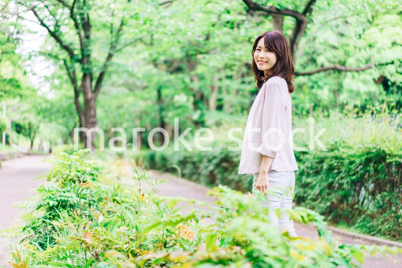 笑顔で外を歩くビジネスウーマン