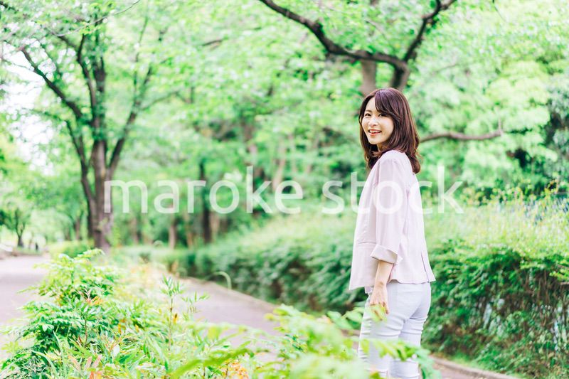 笑顔で外を歩くビジネスウーマン