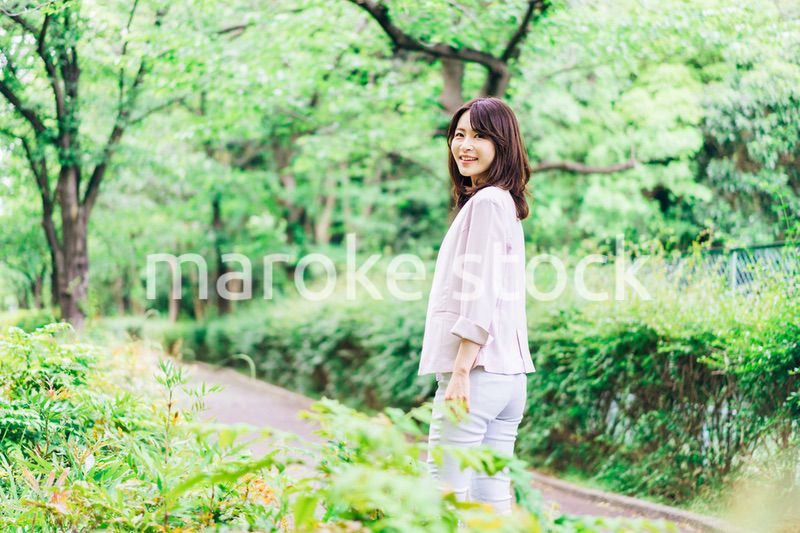 笑顔で外を歩くビジネスウーマン