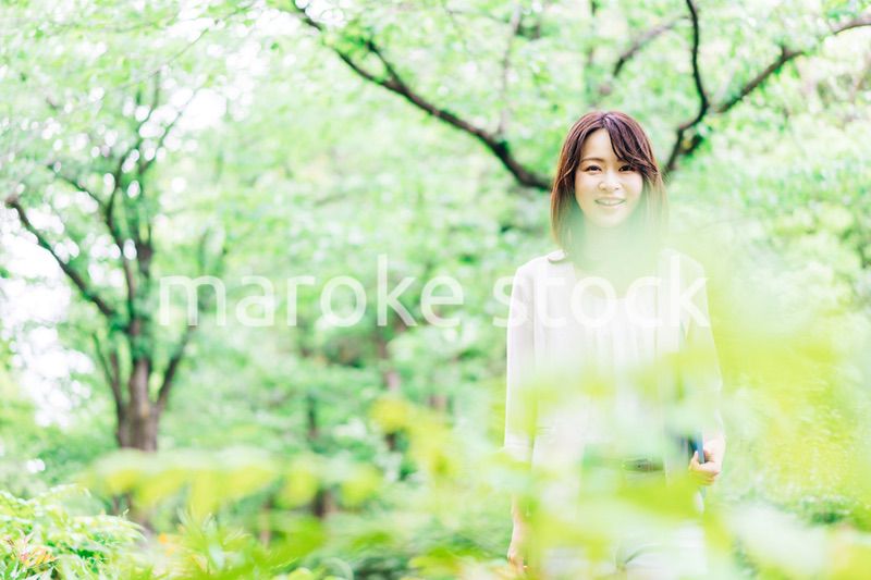 書類を持って歩く若いビジネスウーマン