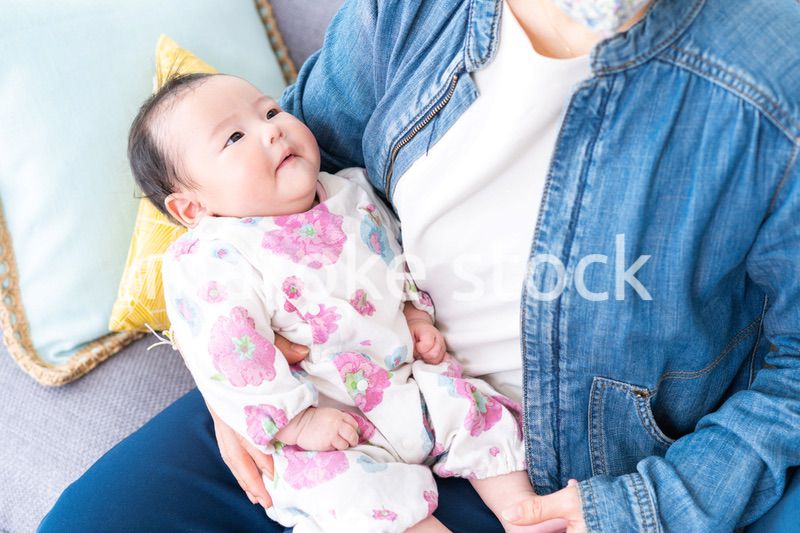 抱っこされている生まれたばかりの赤ちゃん