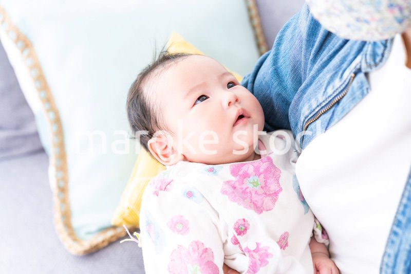 抱っこされている生まれたばかりの赤ちゃん