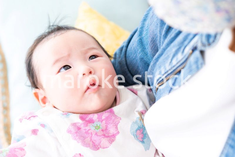 抱っこされている生まれたばかりの赤ちゃん