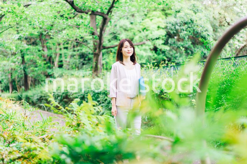 書類を持って歩く若いビジネスウーマン