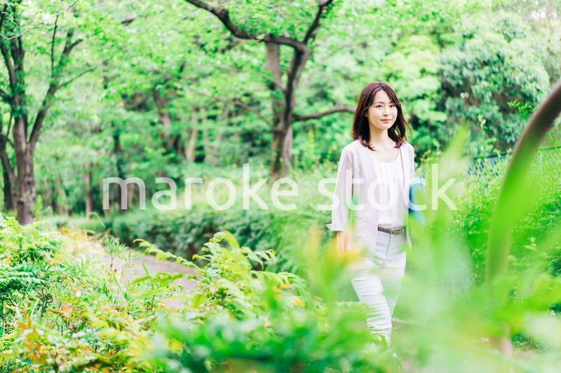 書類を持って歩く若いビジネスウーマン