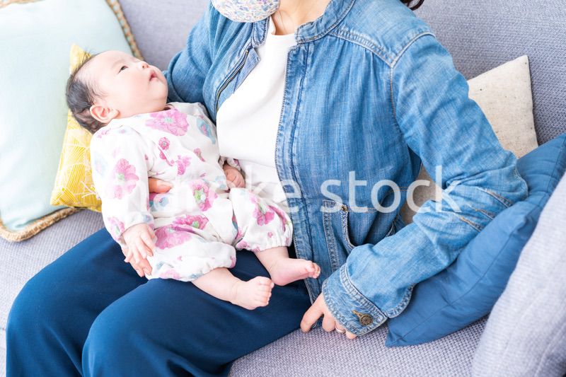 抱っこされている生まれたばかりの赤ちゃん