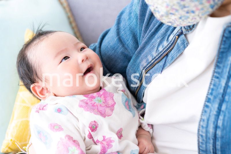 抱っこされている生まれたばかりの赤ちゃん