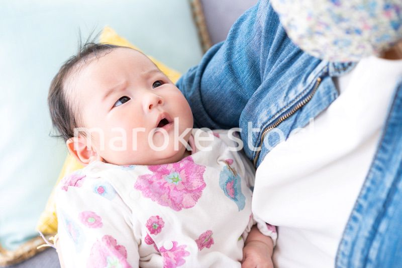 抱っこされている生まれたばかりの赤ちゃん
