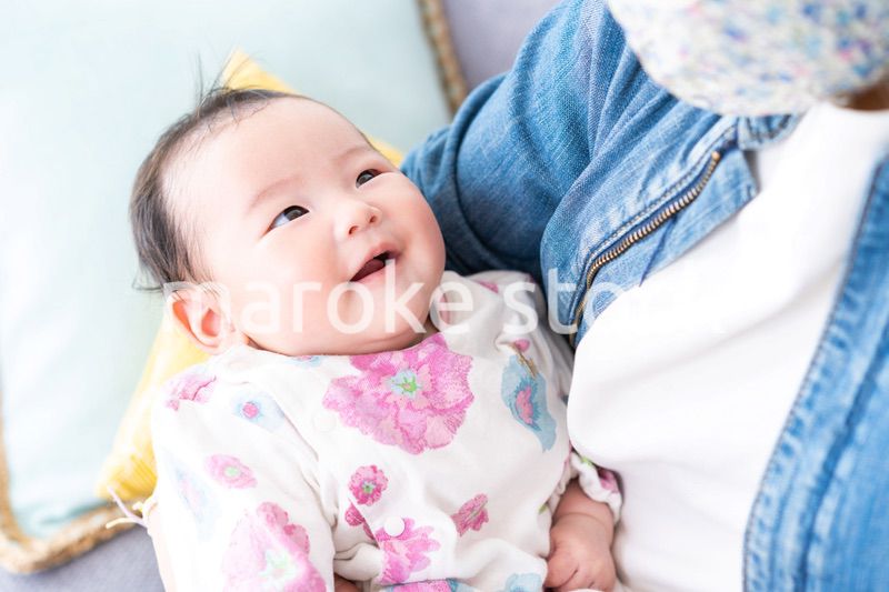 抱っこされている生まれたばかりの赤ちゃん