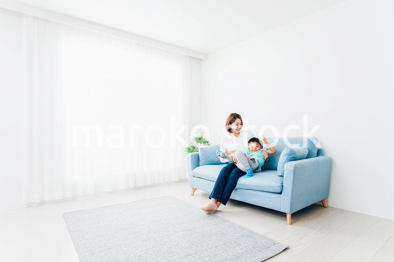 家でお母さんと遊ぶ小さな男の子