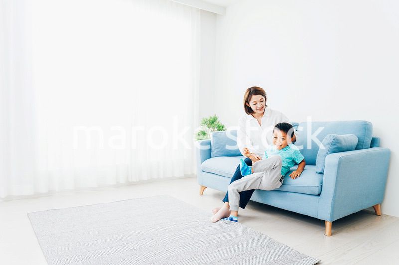 家でお母さんと遊ぶ小さな男の子