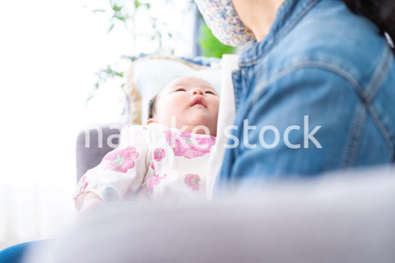 抱っこされている生まれたばかりの赤ちゃん