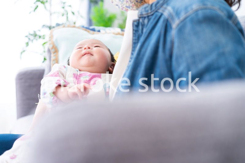 抱っこされている生まれたばかりの赤ちゃん