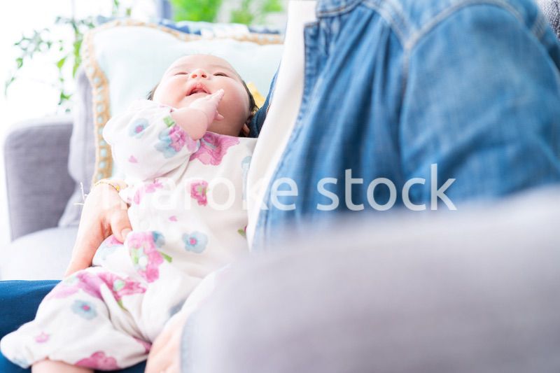 抱っこされている生まれたばかりの赤ちゃん