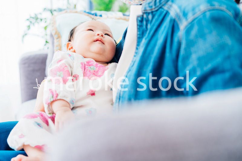 抱っこされている生まれたばかりの赤ちゃん