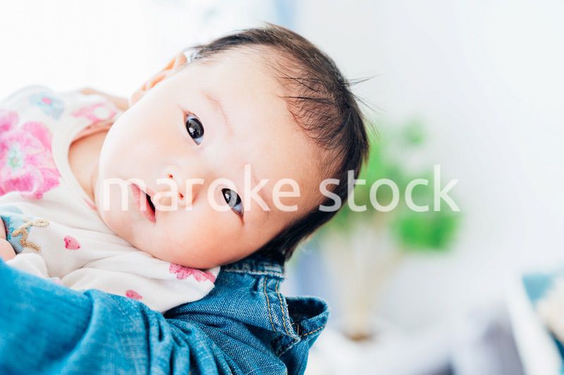 抱っこされている生まれたばかりの赤ちゃん