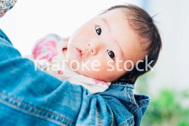 抱っこされている生まれたばかりの赤ちゃん